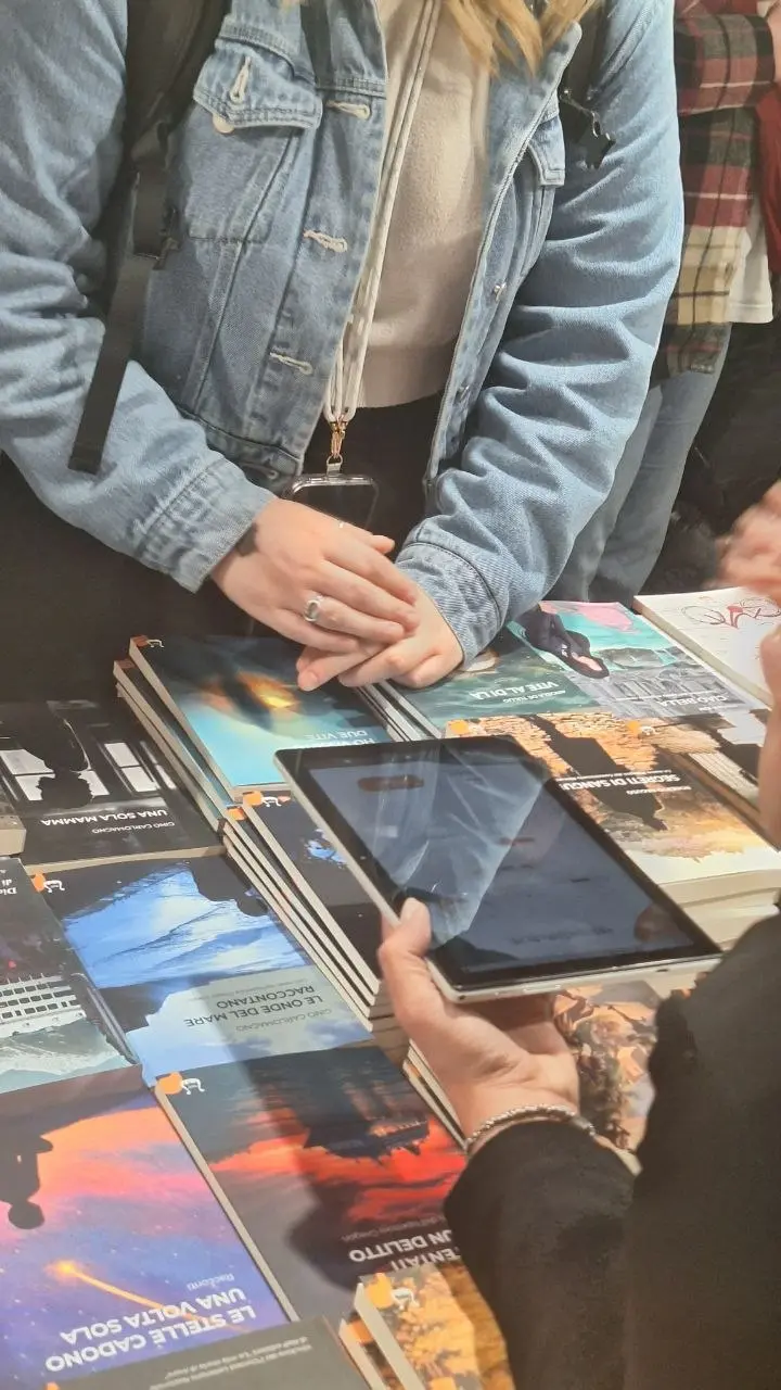 Un tablet Musa utilizzato accanto ai libri