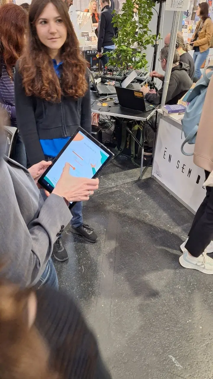 Musa utilizzata su tablet durante la fiera